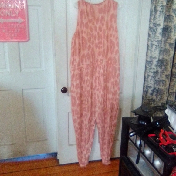 G by Guliana incredibly soft light salmon leopard romper with pockets. - Picture 2 of 4